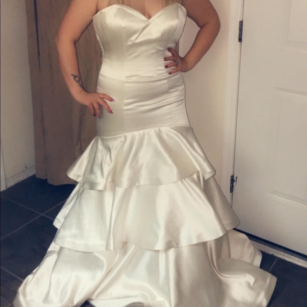 Robin Jillian pearl/ivory wedding dress size 12